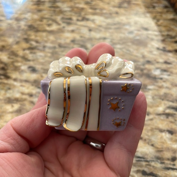 🌎 Lenox Holiday Traditions Lavender Present - Picture 14 of 14